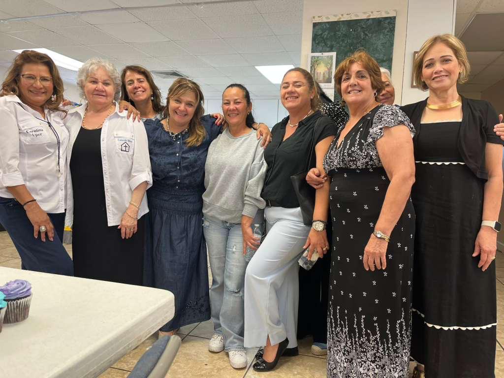Mujeres de Girasoles de Gracia compartiendo en confraternización