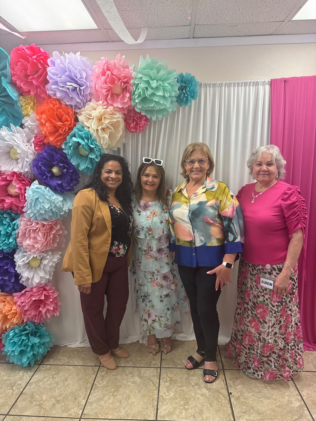Mujeres de Girasoles de Gracia celebrando en un evento especial
