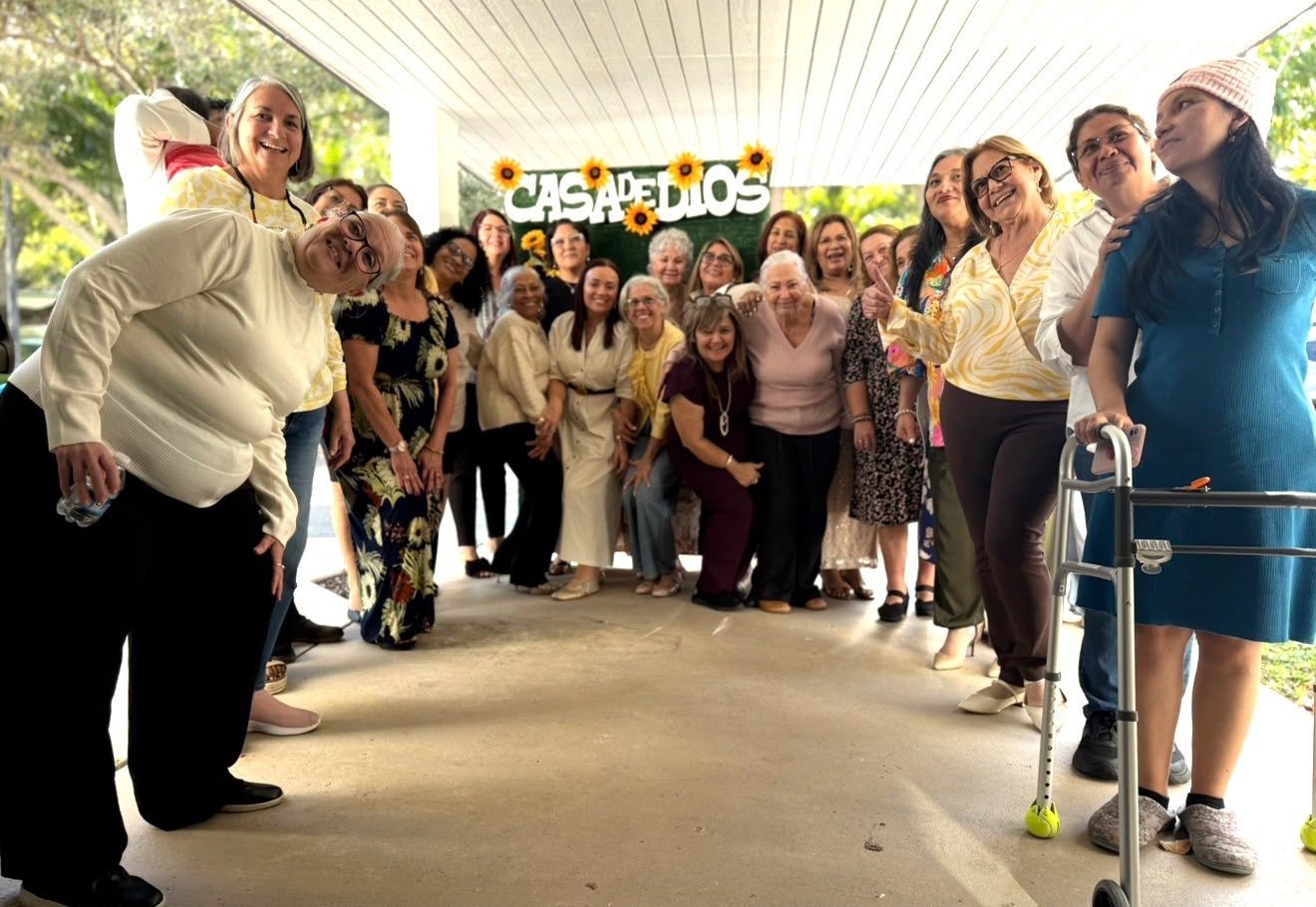 Mujeres de Girasoles de Gracia reunidas en un encuentro de confraternización