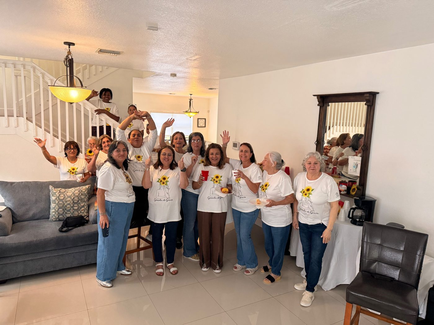 Mujeres luciendo la camiseta de Girasoles de Gracia en una reunión