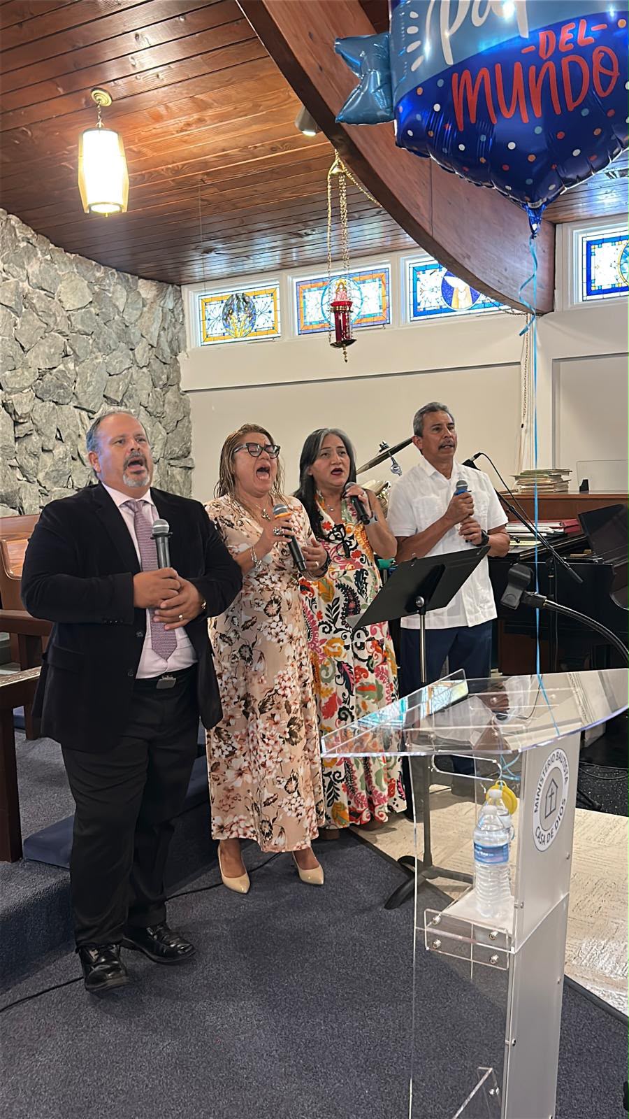 Equipo de adoración cantando durante el servicio
