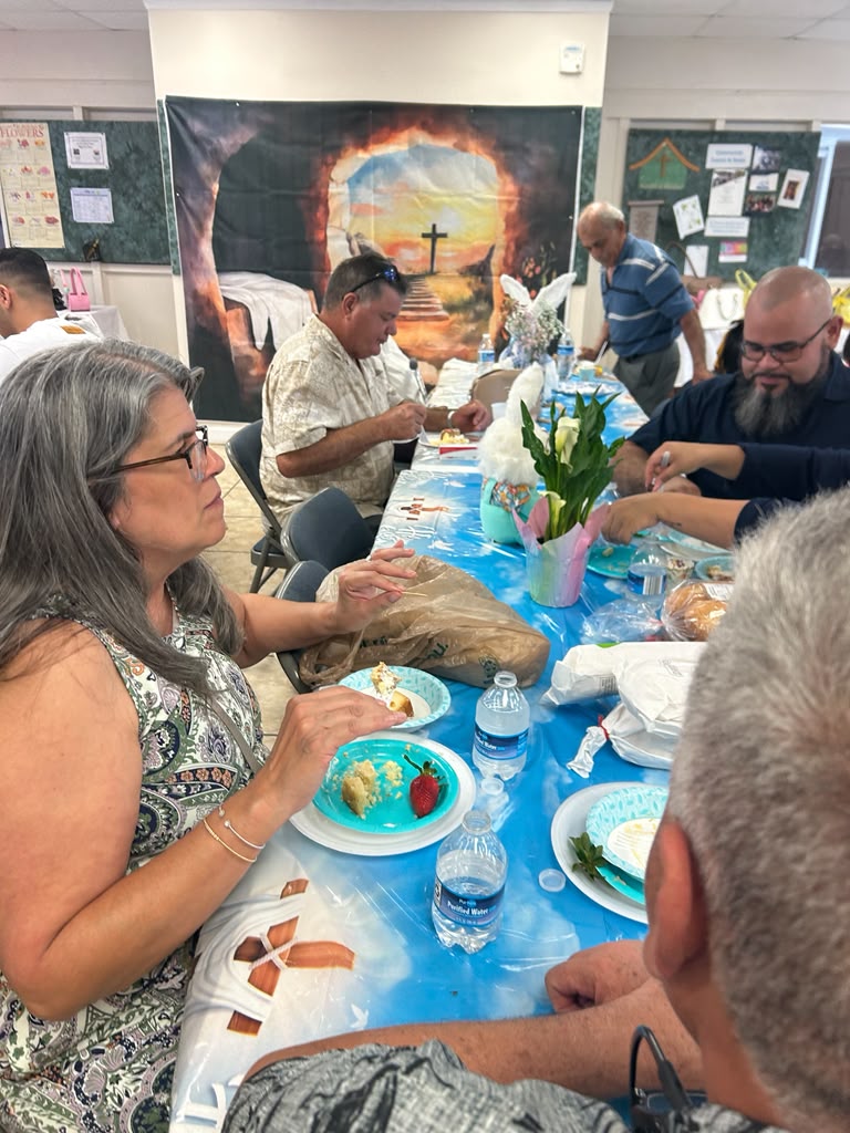 Congregación compartiendo en comunión