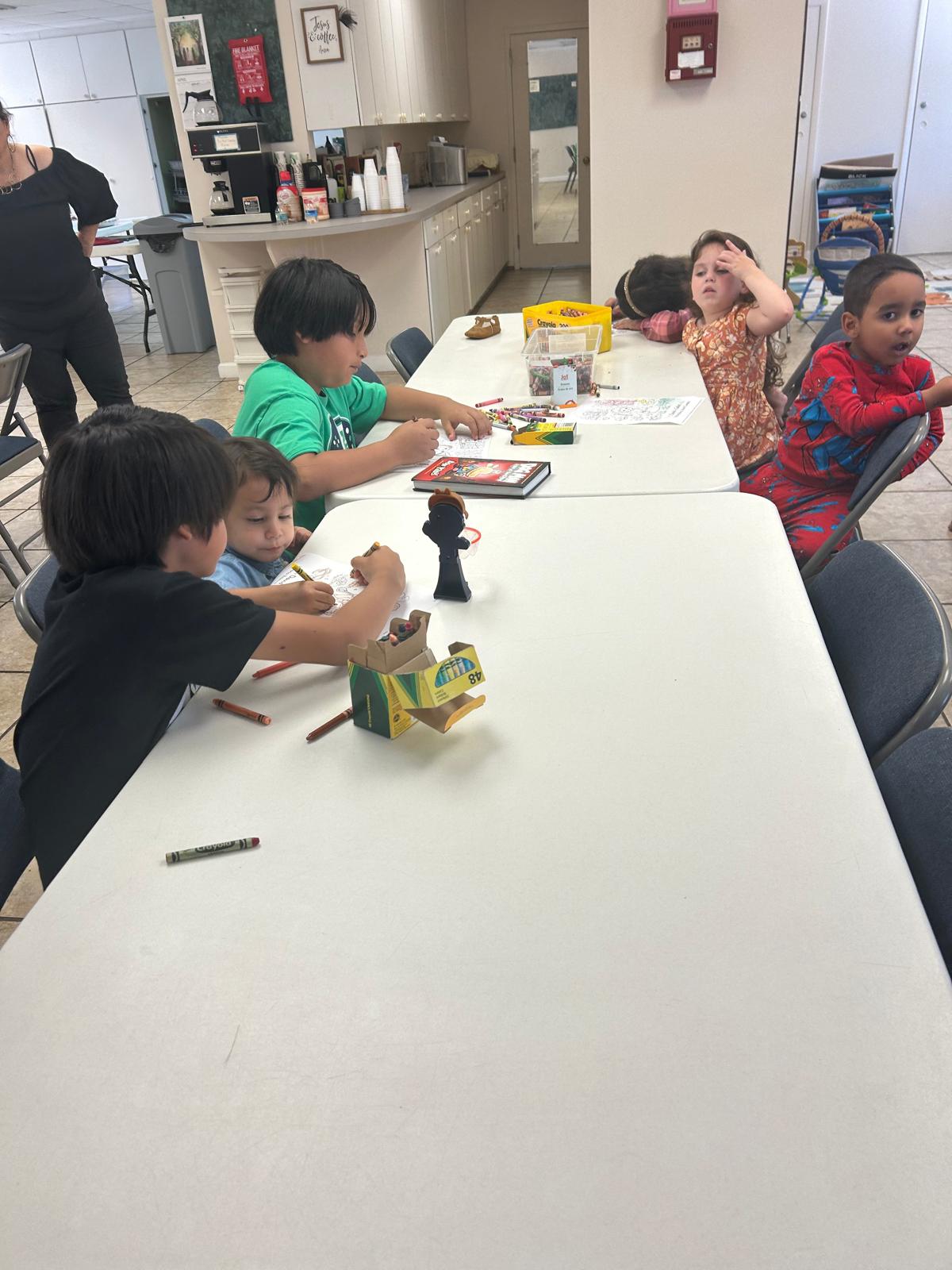 Niños participando en las actividades del ministerio infantil
