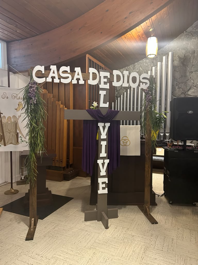 Santuario de Casa de Dios decorado con la cruz